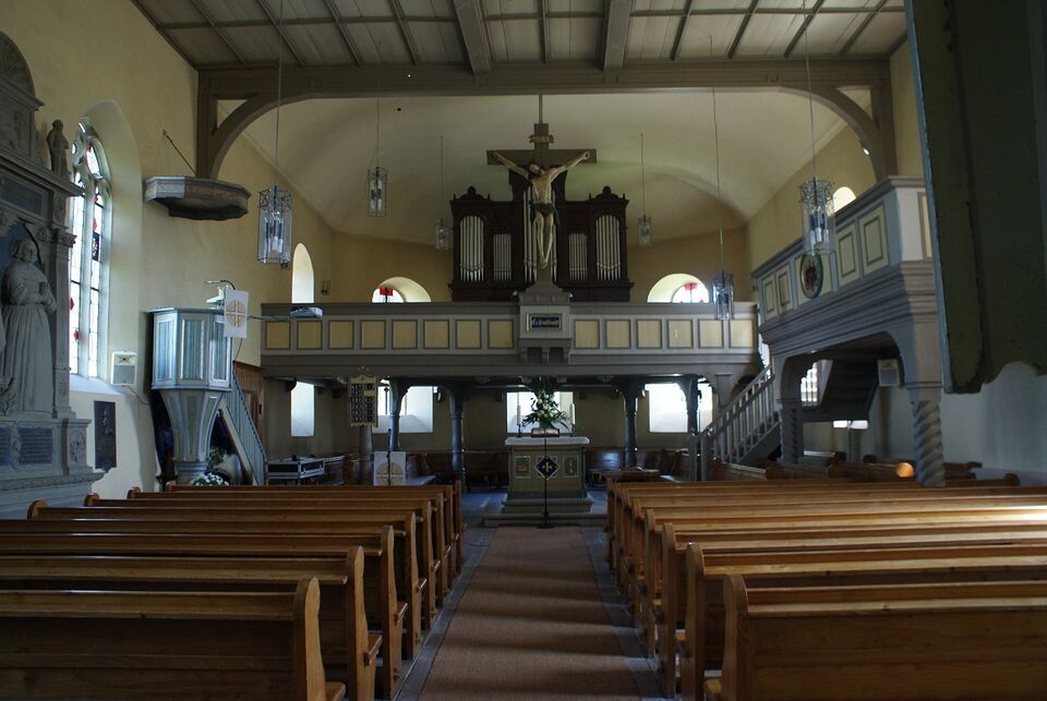 Datei:Innenraum der Wehrkirche Königsbach.jpg