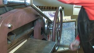 GHV Buchbinderei-Schneidemaschine-in-Aktion.JPG