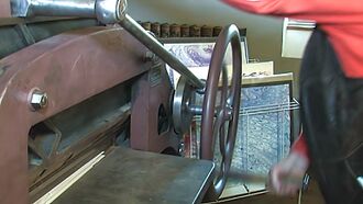 GHV Buchbinderei-Schneidemaschine-in-Aktion.JPG
