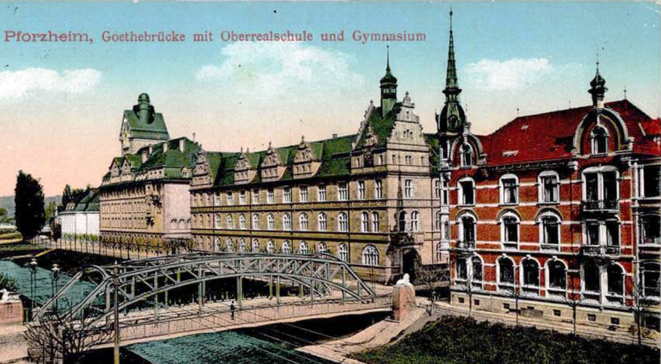 Datei:Pforzheim, Oberrealschule (Friedrichschule), eingeweiht am 28. 7. 1911, Entwurf Stadtbaumeister Alfred Roepert und Gymnasium Pforzheim (Reuchlin-Gymnasium), eingeweiht am 9. 2. 1905, Entwurf Bezirksbauinspektor Heinrich Henz (v. l. n. r.).png