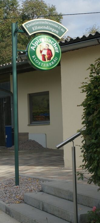Datei:Schild Vereinshem und Zugang zu Stallungen im Hinrergrund und links rechts Zugang zur Vereinsgastätte über Treppe.JPG