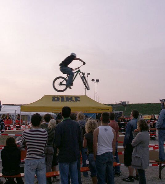 Datei:Dirt Jump1.jpg