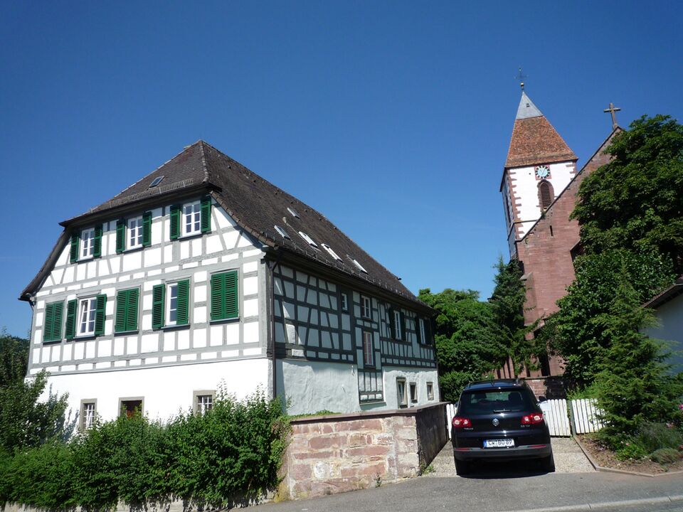 Datei:Ebhausen-Kirche-Pfarrhaus.jpg