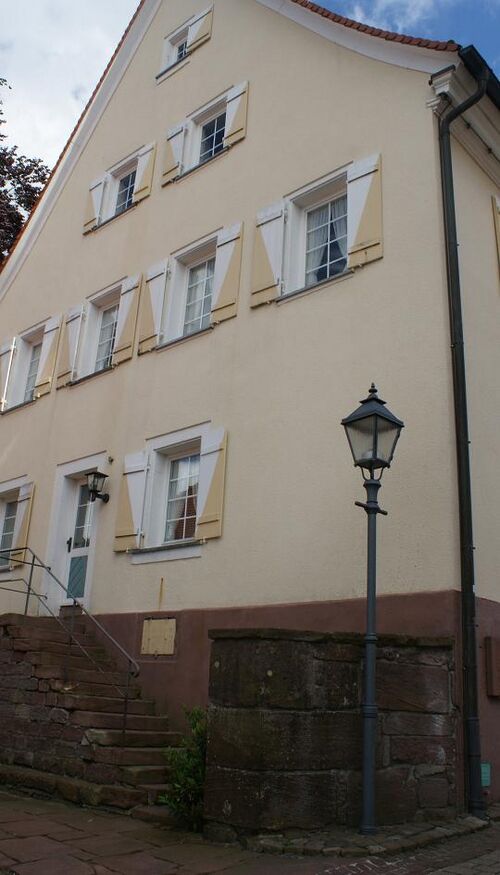 Datei:Hintereingang Rathaus Dobel.jpg