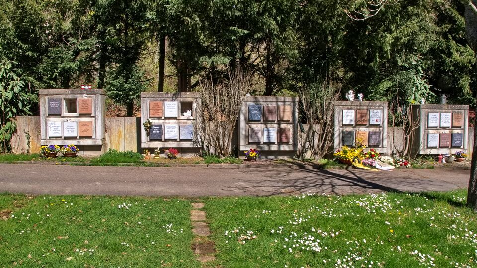 Datei:2023-04-14 Friedhof Brötzingen Urnenwände.jpg