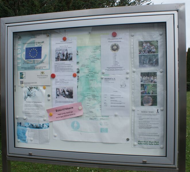 Datei:Aushangkasten auf dem Waldenserfriedhof.JPG