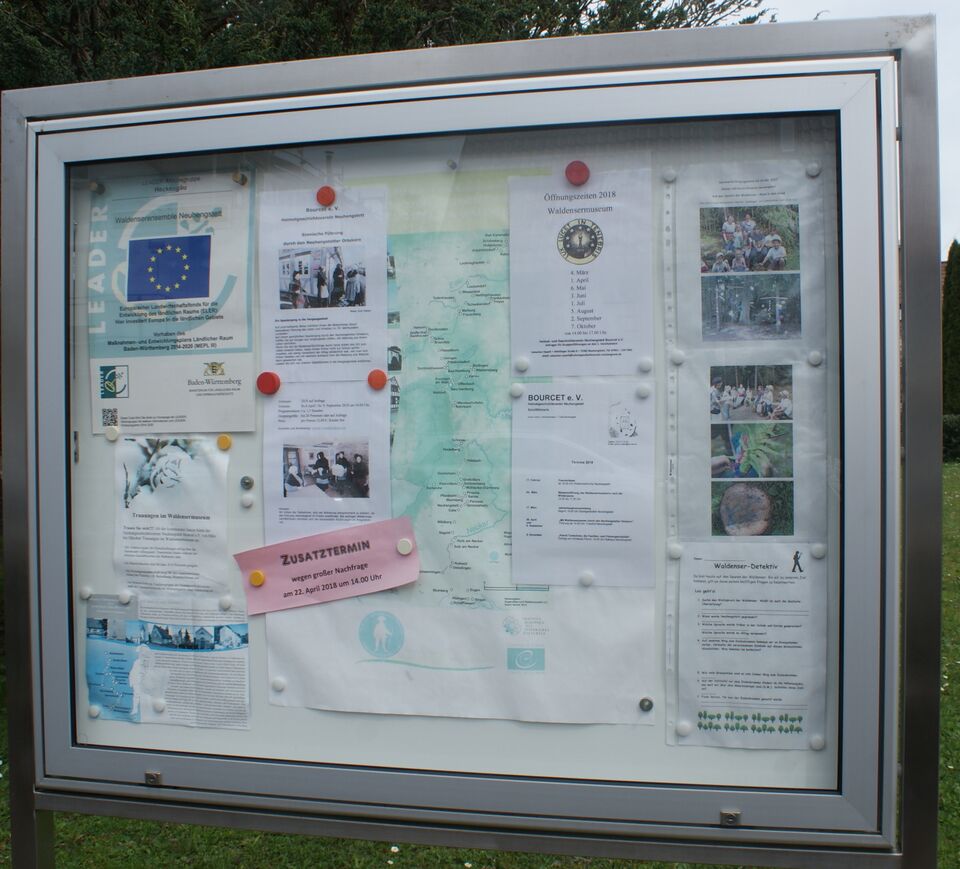 Datei:Aushangkasten auf dem Waldenserfriedhof.JPG