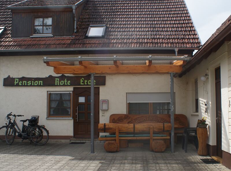Datei:Eingang Restaurant Rote Erde.JPG