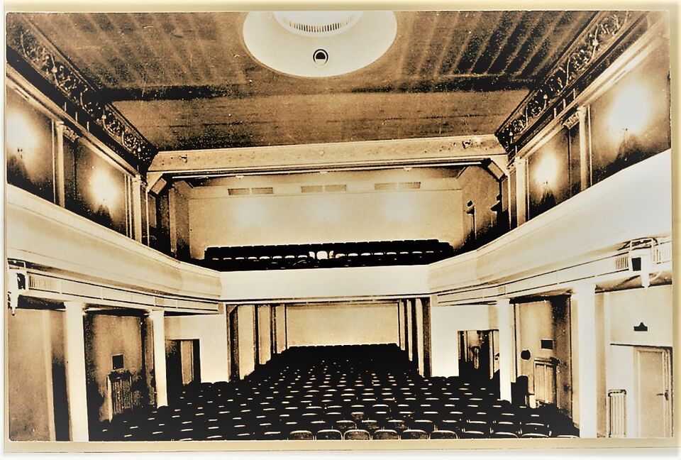 Datei:Altes Pforzheimer Stadttheater an der Westlichen Karl-Friedrich-Straße 28, innen vor dem Umbau 1924.jpg