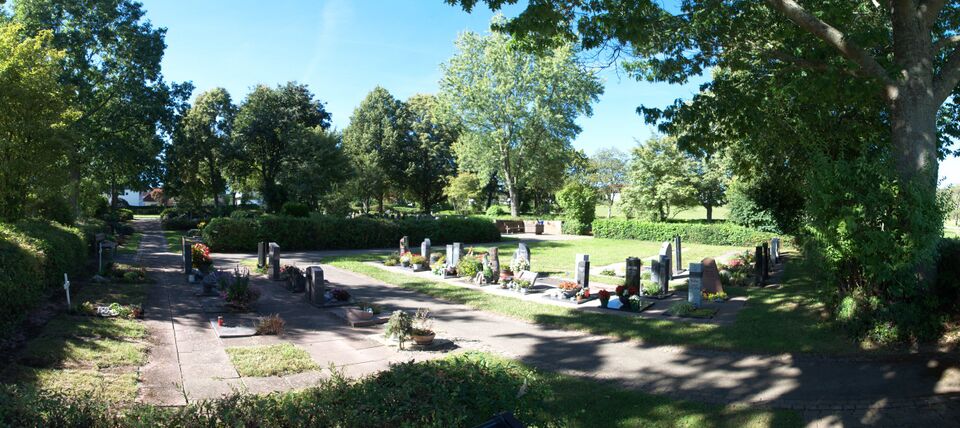 Datei:2023-09-05 Altburg Friedhofsansicht 122°.jpg