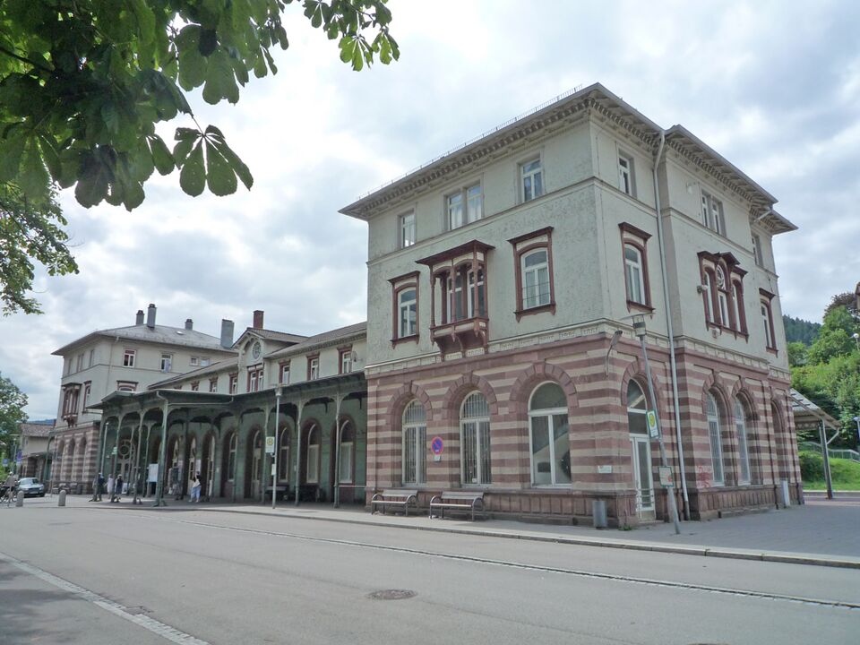 Datei:Bad-Wildbad-Bahnhof2.jpg