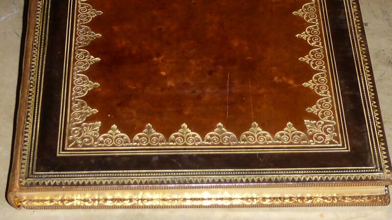 Datei:GHV Buchbinderei-Buch-mit-Goldprägung-Detail.JPG