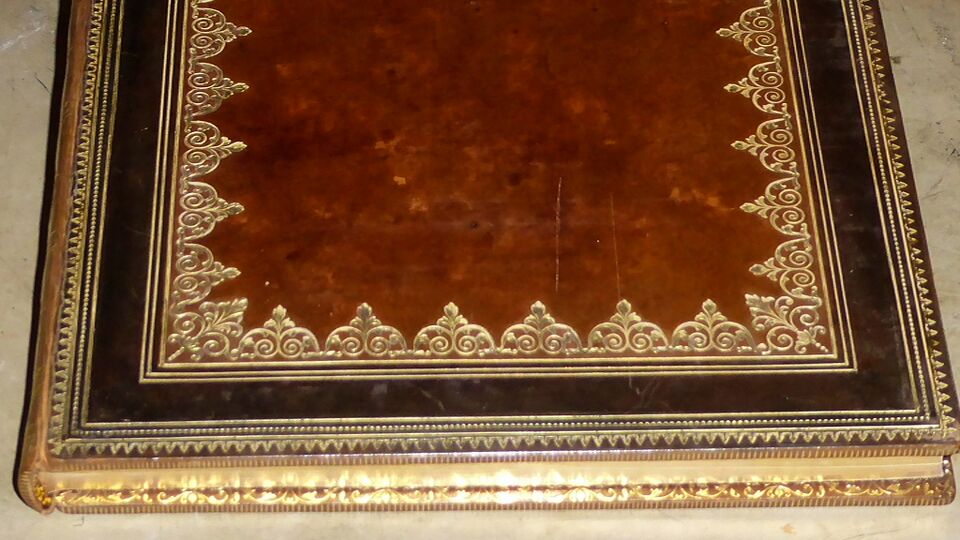 Datei:GHV Buchbinderei-Buch-mit-Goldprägung-Detail.JPG