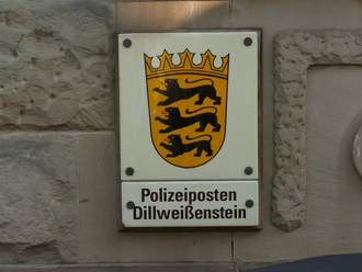 Schild Polizeiposten Dillweißenstein.png