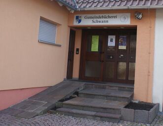Zugang zur Gemeindebücherei Straubenhardt.JPG