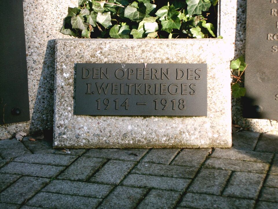 Datei:Gefallenendenkmal Wilferdingen Tafel 2.jpg