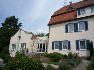 Neuhengstett-Pfarrhaus-Gemeindehaus.jpg
