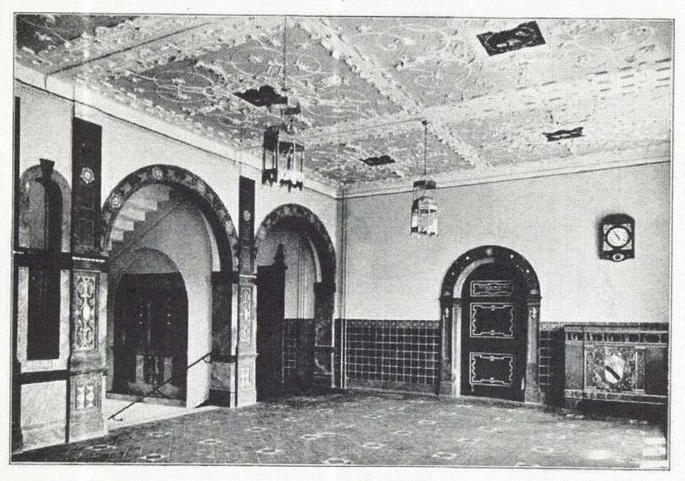 Datei:Pforzheim, Altes Reuchlin-Gymnasium, Simmlerstraße Ecke Goethestraße, Einweihung am 9.2.1905, Entwurf Bezirksbauinspektor Heinrich Henz, Vorplatz im 1. Obergeschoss.jpg
