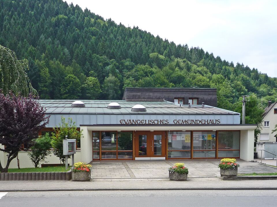 Datei:Calmbach-ev-Gemeindehaus.jpg