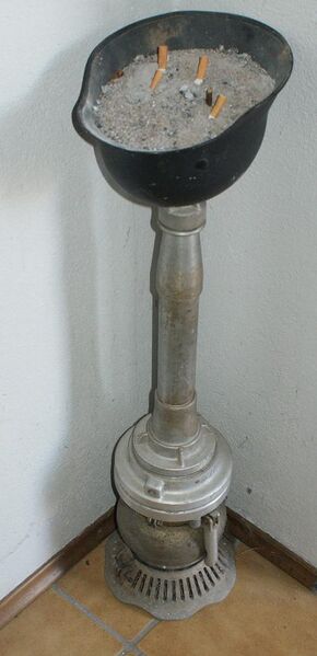 Datei:Feuerwehrhelm als Aschenbecher.JPG