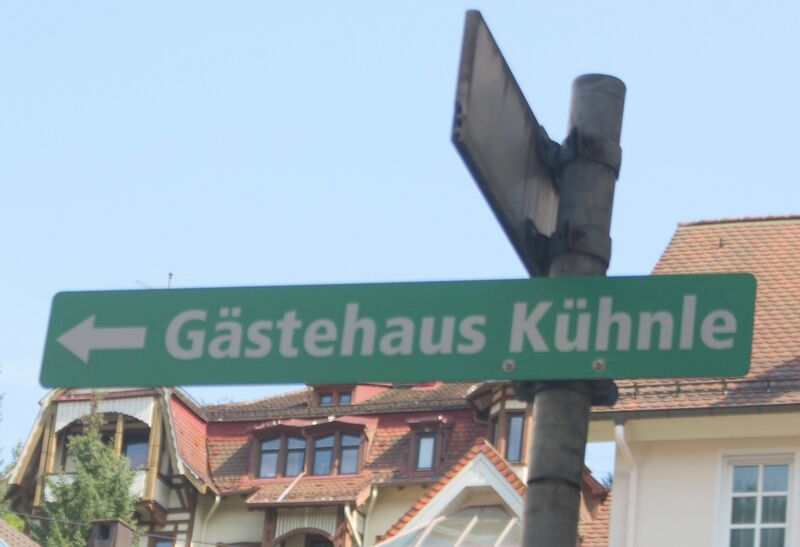 Datei:Sraße mit 30-Km-Zone.JPG
