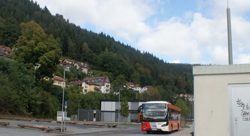 Datei:Bus auf dem Bahnhofsparkplatz.JPG