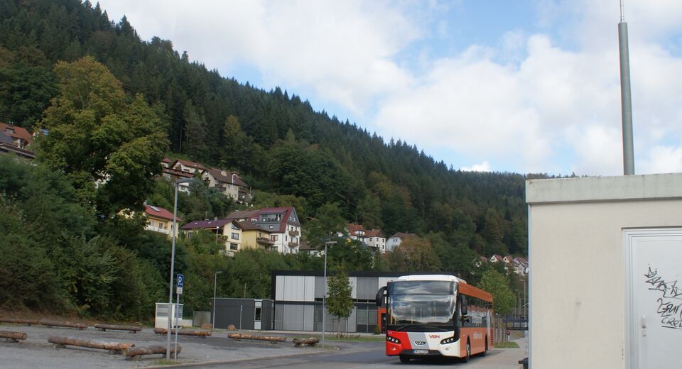 Datei:Bus auf dem Bahnhofsparkplatz.JPG