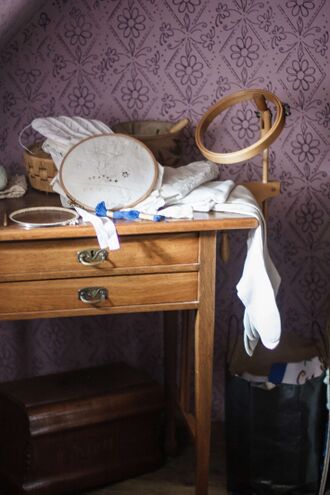 GHV Nähzimmer-Sticken-Schubladentisch-Rahmen.JPG
