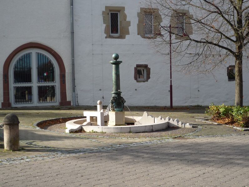 Datei:Wiernsheim-Marktplatz-Brunnen.jpg