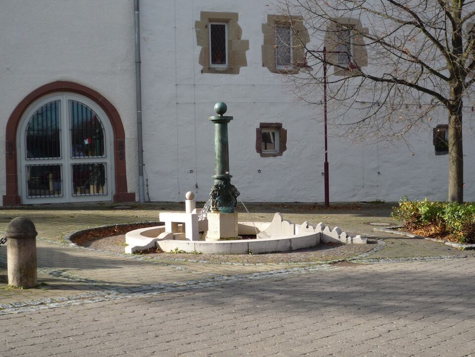 Datei:Wiernsheim-Marktplatz-Brunnen.jpg