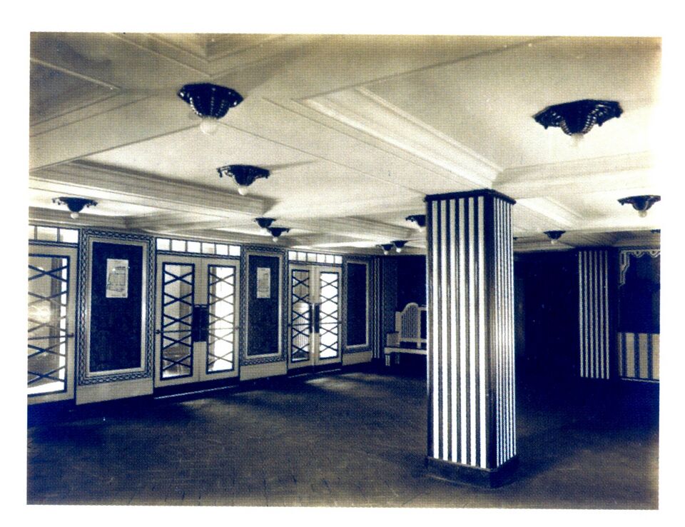 Datei:Altes Lutherhaus in Pforzheim, Eingangshalle im Stil des Neoklassizismus nach Entwürfen von Karl Denzel und Otto Deichsel, 1913.jpg
