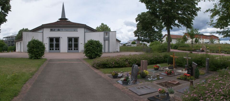 Datei:Friedhof Calw-Heumaden Aussegnungshalle.jpg