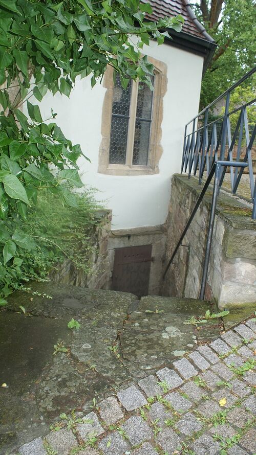 Datei:Kellerausgang zum Friedhof.JPG