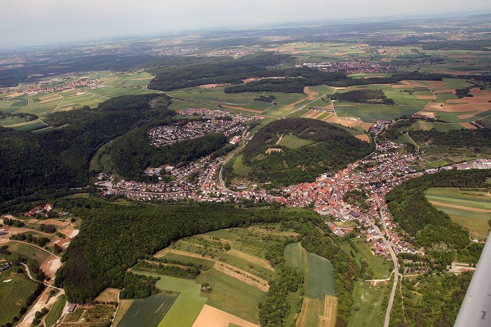 Datei:Luftbild von Mönsheim 2008.jpg