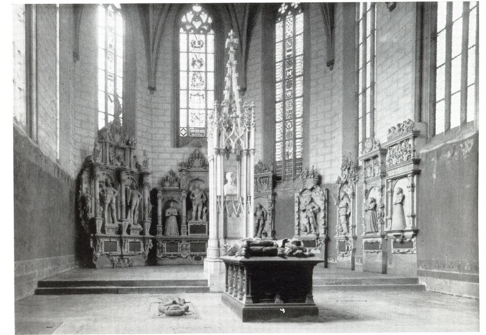 Datei:Pforzheim, Schloßkirche mit Großherzog-Karl-Friedrich-Denkmal, geschaffen von August Moosbrugger (1802-1858), Bild a.jpg