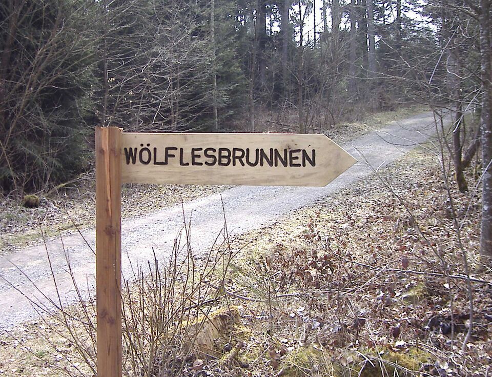 Datei:Wegweiser Wölflesbrunnen.jpg