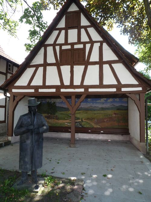 Datei:Möttlingen-Buswarte-Skulptur-.jpg