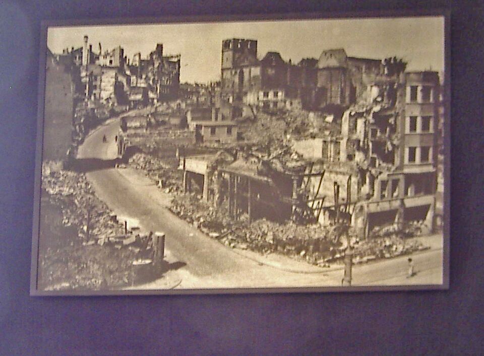 Datei:Zerstörung Stadtmuseum.jpg
