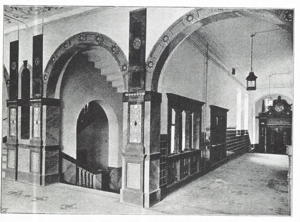 Datei:Pforzheim, Altes Reuchlin-Gymnasium, Simmlerstraße Ecke Goethestraße, Einweihung am 9.2.1905, Entwurf Bezirksbauinspektor Heinrich Henz, Vorplatz und Gang im Erdgeschoß.jpg