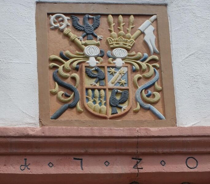Datei:Wappen über altem Pfarrhaus.JPG