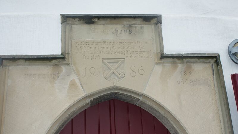 Datei:Eingang Wehrkirche mit Datum.JPG