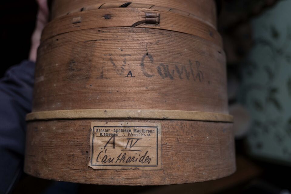 Datei:GHV Apotheke-Sieb-4-Auffangbehaelter.jpg