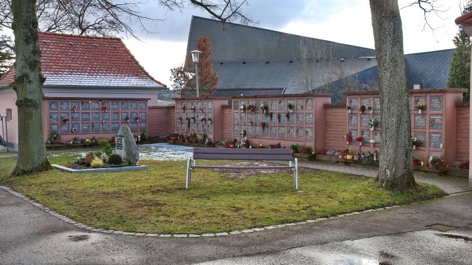 Datei:2019-01-31 Friedhof Ötisheim Urnenwände.jpg