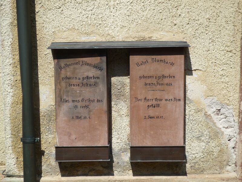 Datei:Möttlingen-Kirche-Gedenksteine-Blumhardt.jpg