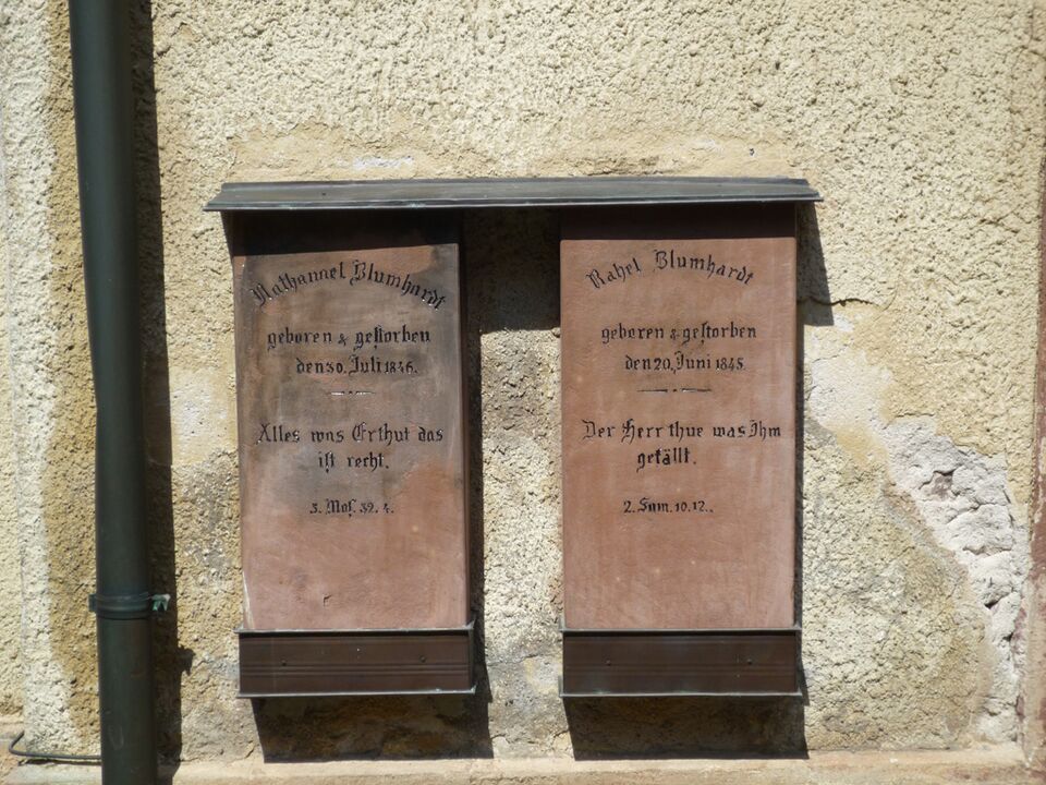 Datei:Möttlingen-Kirche-Gedenksteine-Blumhardt.jpg