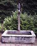 Brunnen auf dem Hauptfriedhof mit einer von Emil Salm geschaffenen Figur.