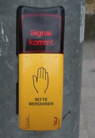 Moderne Ruftaste Ampel Bahnhofplatz.jpg