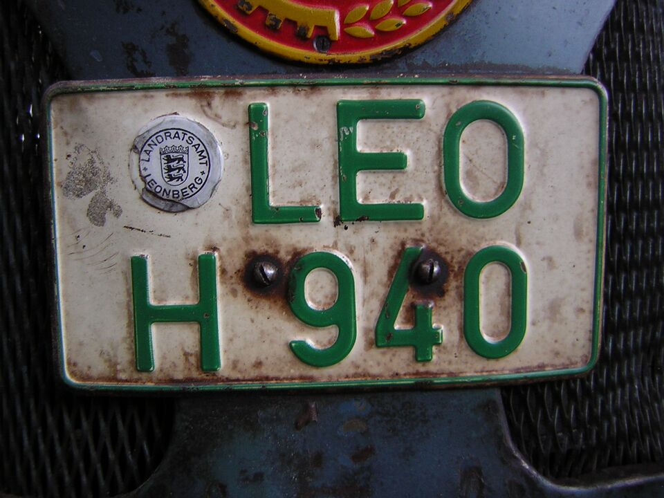 Datei:Traktor-Kennzeichen LEO.jpg