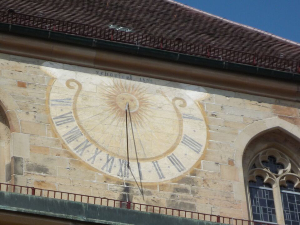 Datei:Vaihingen-Kirche-Sonnenuhr.jpg