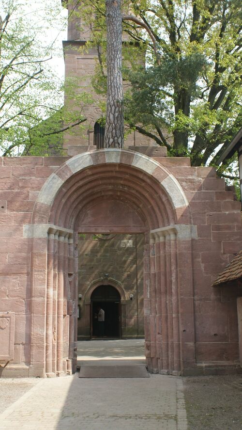 Datei:Durchgang Kreuzgang zu Kirche.JPG